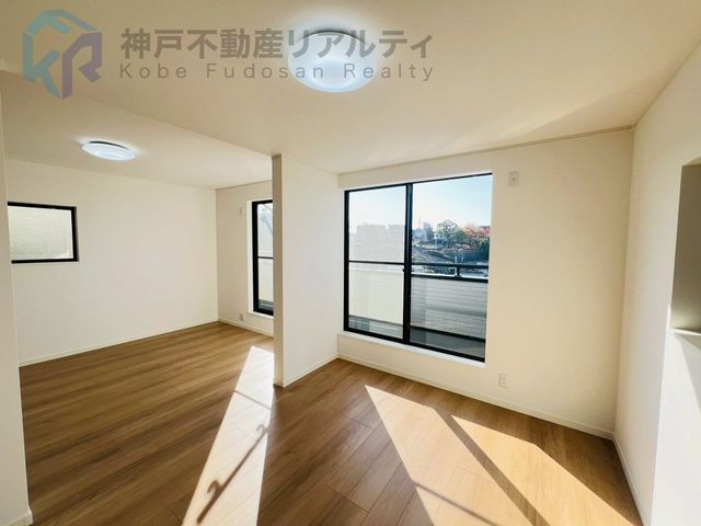 Renovated 4LDK House with Sea Views in Kobe's Miyamadai - Thumbnail 2