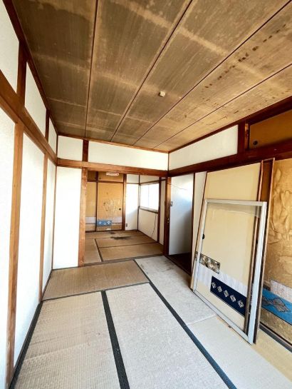 3DK Wooden House for Sale in Higashi-Osaka, Osaka - Thumbnail 2