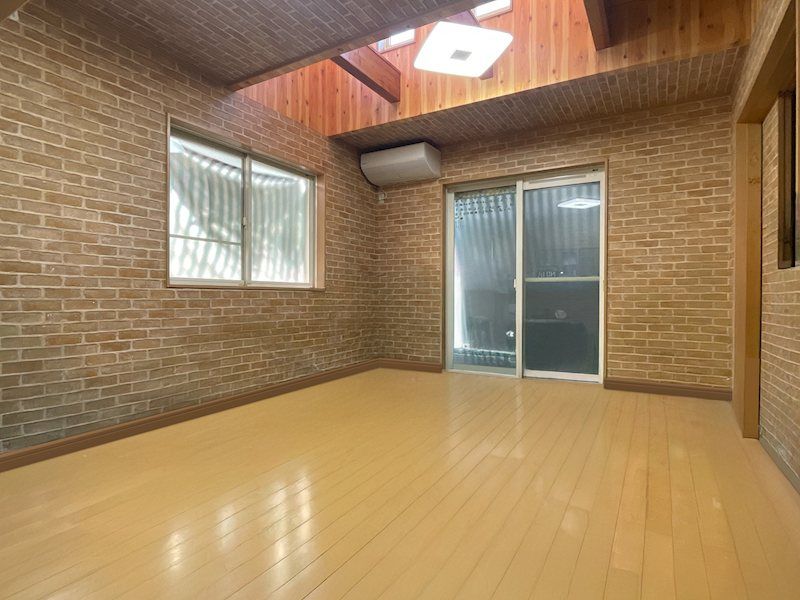 4LDK Detached House with Loft & Sunroom in Hirakata, Osaka - Thumbnail 3