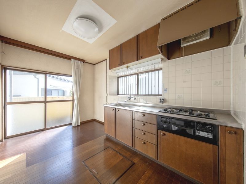 6DK Family House with Sunroom & Garage in Takatsuki, Osaka - Thumbnail 3