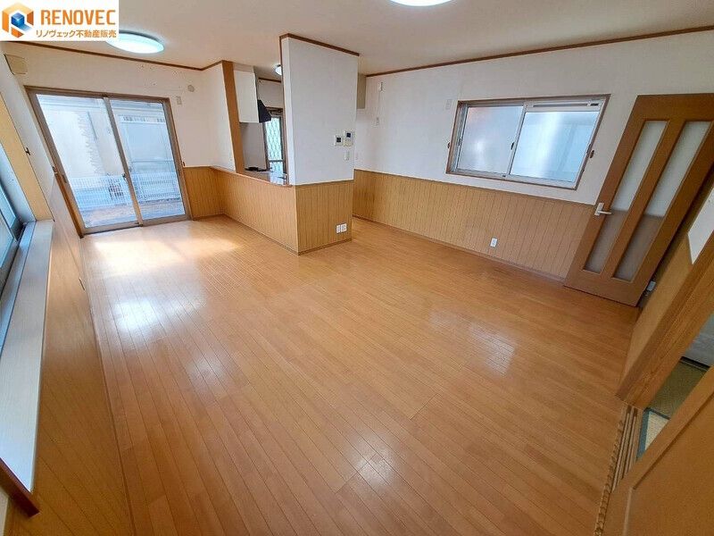 4LDK House for Sale in Sakai, Osaka with Solar Power & 4 Parking Spaces - Thumbnail 2