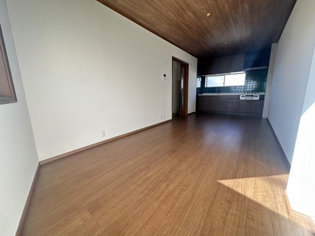 Refurbished 5LDK House for Sale in Higashiosaka, Osaka - Thumbnail 2