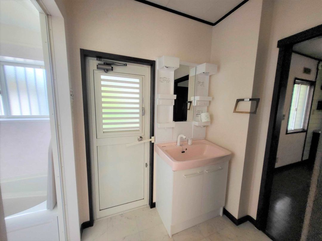 4LDK Detached House for Sale in Tondabayashi, Osaka - Image 1