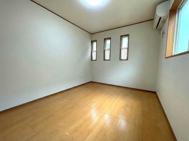 4SLDK Solar-Powered House for Sale in Katano, Osaka - Thumbnail 3