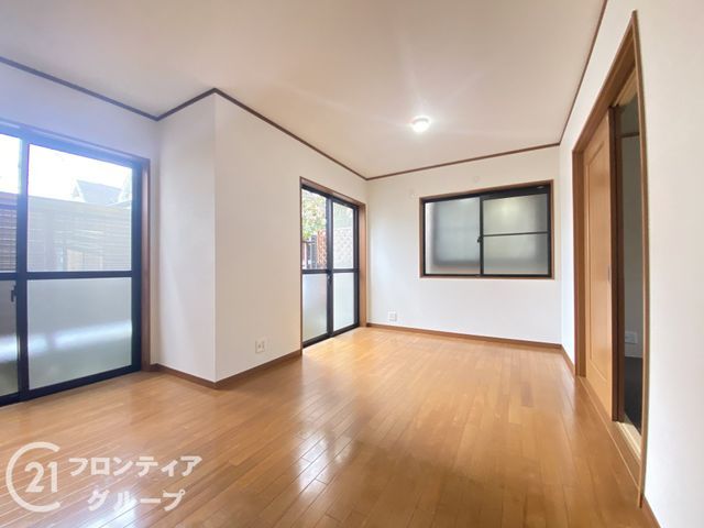 Renovated 4LDK House for Sale in Hirakata, Osaka - Thumbnail 3