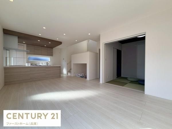 Modern 4LDK House for Sale in Himeji, Hyogo - Thumbnail 3