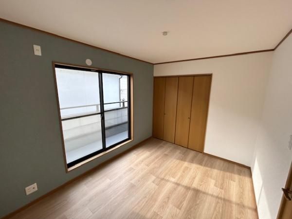 Renovated 4LDK Detached House for Sale in Hirakata, Osaka - Thumbnail 2