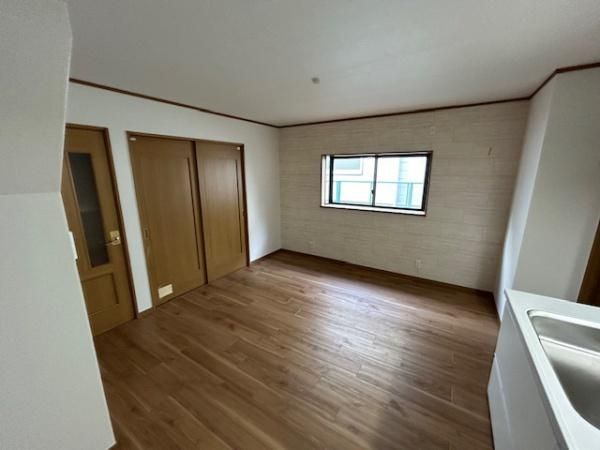 Renovated 4LDK Detached House for Sale in Hirakata, Osaka - Thumbnail 3