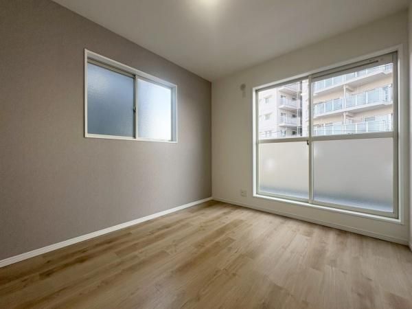 4LDK Renovated House for Sale in Neyagawa, Osaka - Thumbnail 3