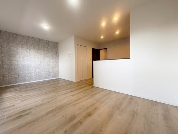 4LDK Renovated House for Sale in Neyagawa, Osaka - Thumbnail 2