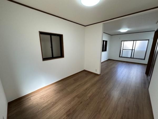 Renovated 4LDK House for Sale near Fujisaka Station, Hirakata - Thumbnail 3