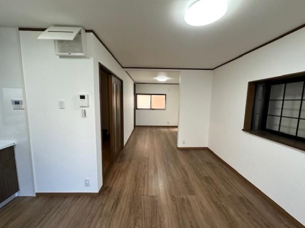 Renovated 4LDK House for Sale near Fujisaka Station, Hirakata - Thumbnail 2