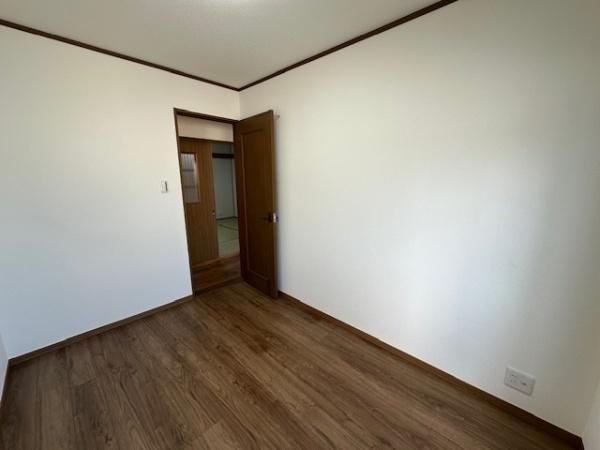 Renovated 4LDK House for Sale near Fujisaka Station, Hirakata - Thumbnail 4