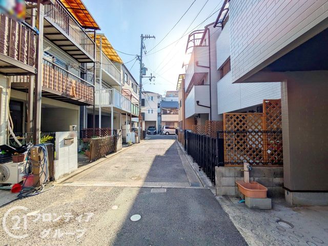 Renovated 4LDK House Near Fukae Station, Kobe | For Sale - Thumbnail 2