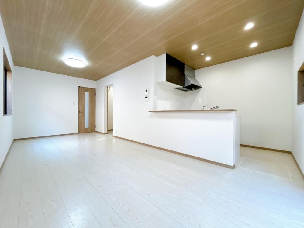 Renovated 4LDK House in Kobe Tarumi Ward with 2 Carports - Thumbnail 4