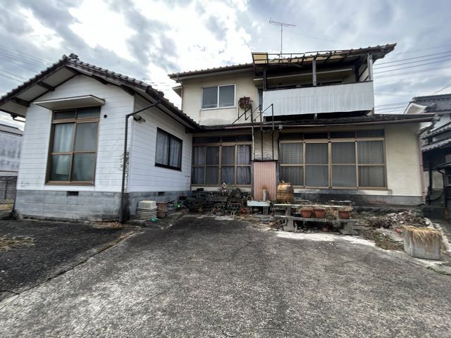 Spacious 7DK House for Sale in Hita, Oita with Parking - Thumbnail 2