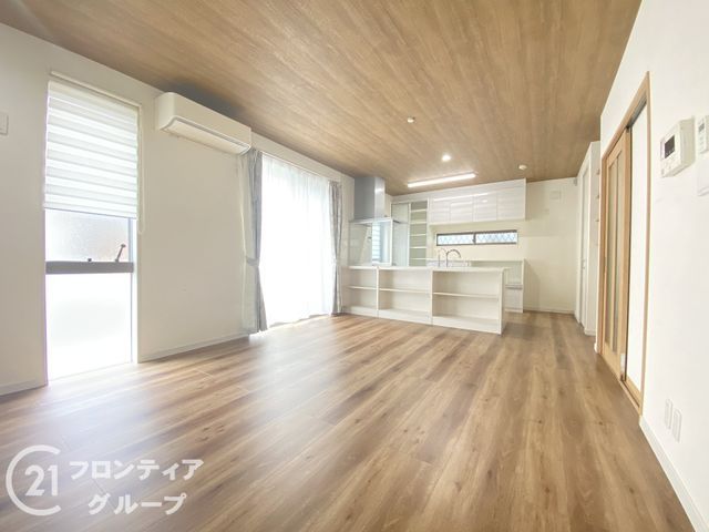 Modern 4LDK Detached House for Sale in Hirakata, Osaka - Thumbnail 2
