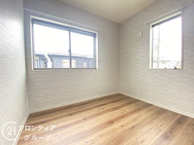 Modern 4LDK Detached House for Sale in Hirakata, Osaka - Thumbnail 3