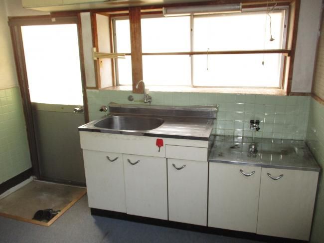 Spacious 1973 home in Kasaoka with 266sqm land - Thumbnail 3