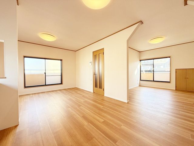Renovated 3LDK House for Sale in Sakai Mihara Ward, Osaka - Thumbnail 2