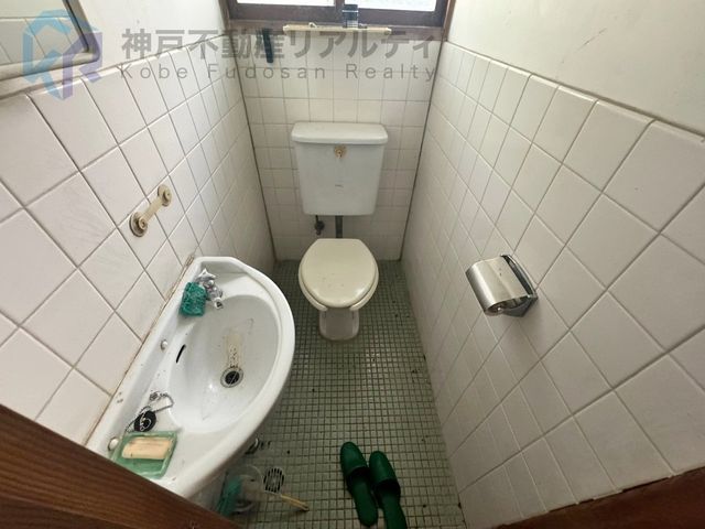 Japanese-Style Home with Courtyard for Sale in Kobe's Suma Ward - Thumbnail 4