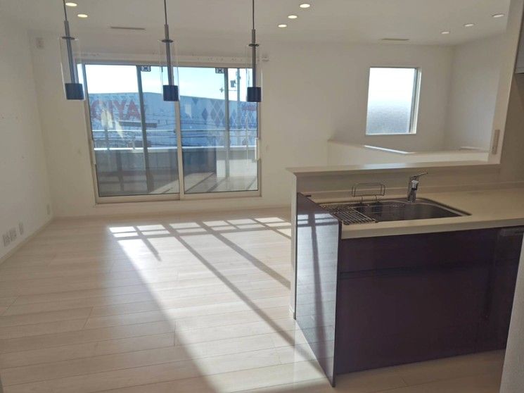 2021 Toyota Home in Kobe with Inner Garage & Bridge View - Thumbnail 3