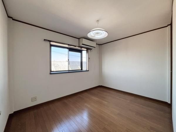 3-Story 5DK Steel House for Sale in Higashiosaka, Osaka - Thumbnail 2