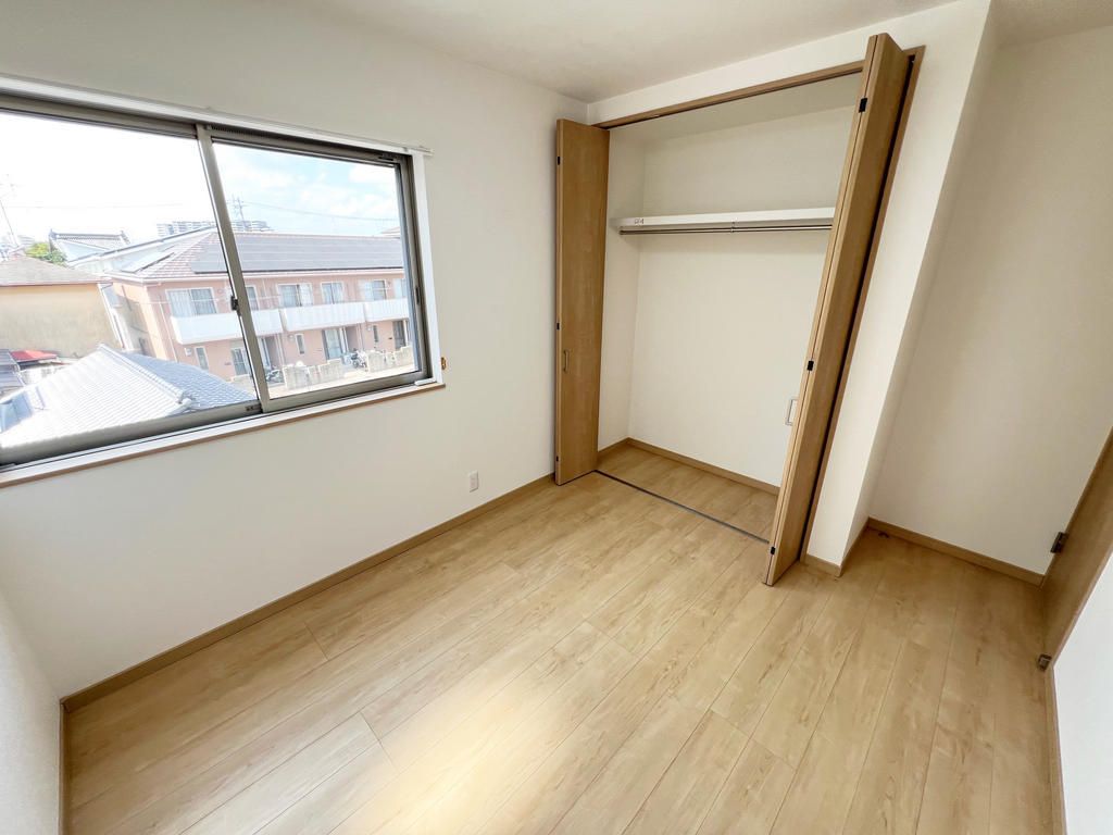 Refurbished 3-Story House Near Hoshida Station, Katano City - Thumbnail 4