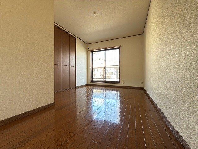 Spacious 4LDK House with 2-Car Garage in Kumatori, Osaka - Thumbnail 3