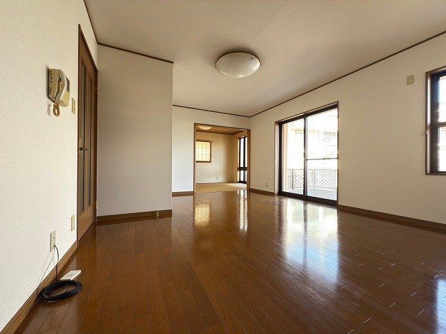 Spacious 4LDK House with 2-Car Garage in Kumatori, Osaka - Thumbnail 2