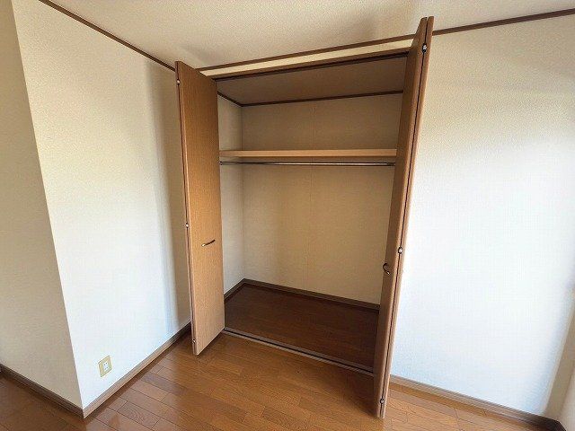 Spacious 4LDK House with 2-Car Garage in Kumatori, Osaka - Thumbnail 4