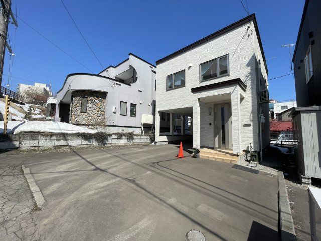 2LDK Detached House for Sale in Hanazono, Otaru, Hokkaido - Thumbnail 2