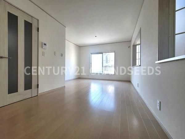 Renovated 2SLDK House for Sale in Takatsuki, Osaka - Thumbnail 3