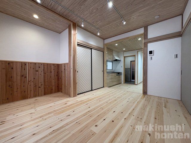 Renovated 3LDK House with Natural Materials in Habikino, Osaka - Thumbnail 2