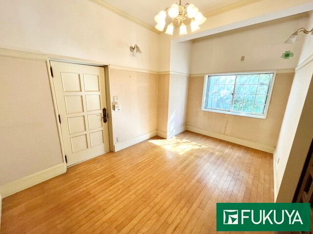 127-Year-Old Wooden House in Kobe's Historic Kitano District - Thumbnail 2