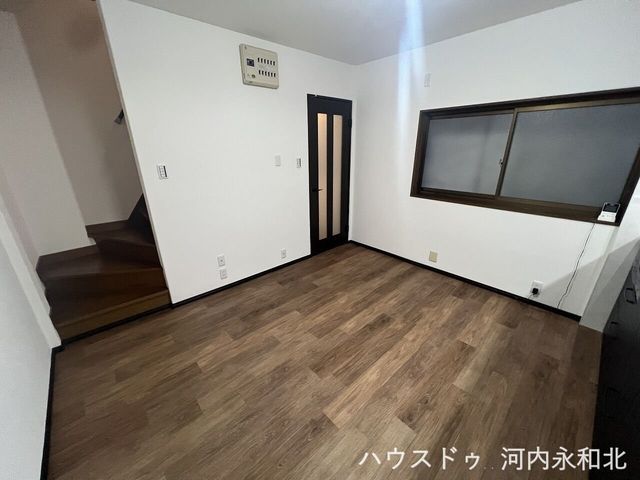 Renovated 3-Story Steel House with Garage in Higashiosaka - Thumbnail 2