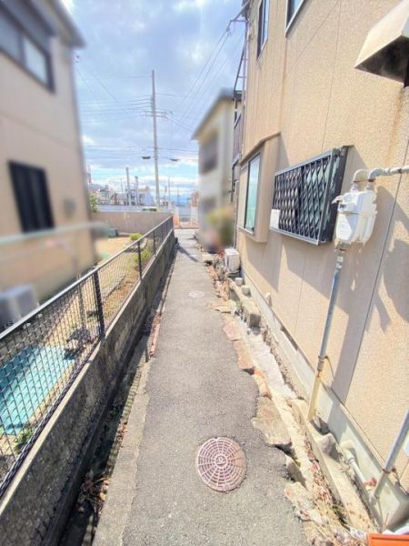 2LDK Corner Lot House near Rokkomichi Station, Kobe - Image 1