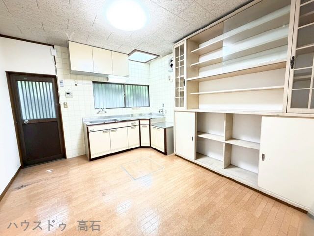 5DK Detached House for Sale in Takarazuka, Osaka - Near Kita-Shinoda Station - Thumbnail 3
