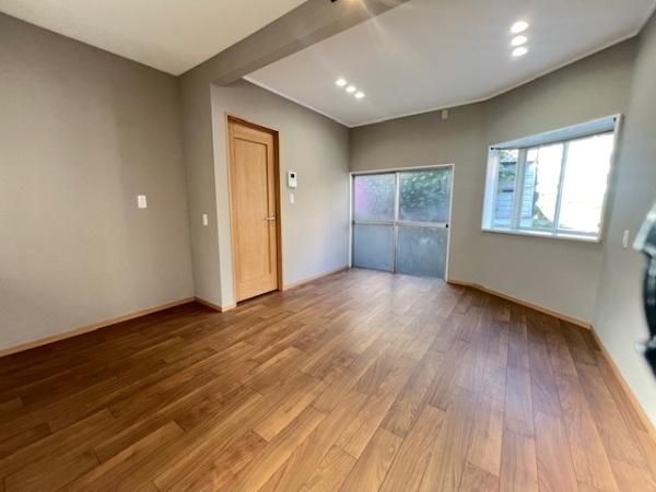 Renovated 2LDK House for Sale in Higashiosaka, Osaka - Thumbnail 2