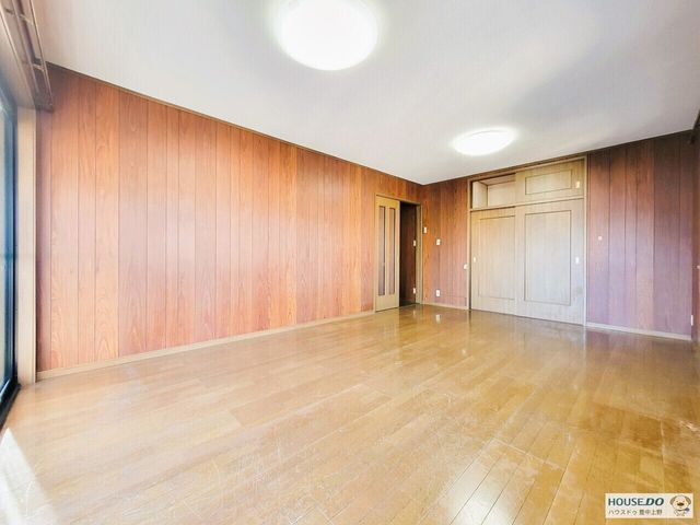 7LDK Spacious Family House for Sale in Toyonaka, Osaka - Thumbnail 2