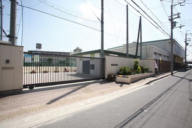 4LDK Detached House for Sale in Higashiosaka, Osaka - Thumbnail 3