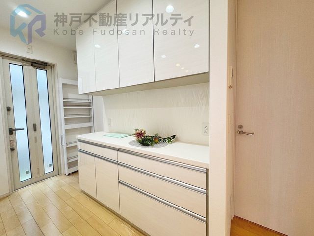 4LDK House with Walk-in Closet & 2 Car Parks in Kobe - Thumbnail 2