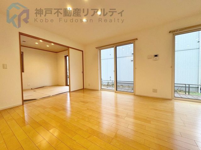 4LDK House with Walk-in Closet & 2 Car Parks in Kobe - Thumbnail 3