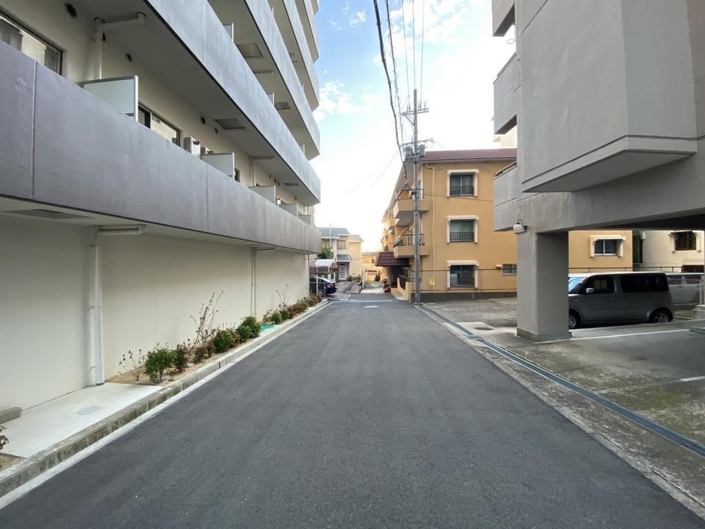 6LDK Hybrid Concrete/Wood House with 5 Car Parking in Toyonaka - Thumbnail 2