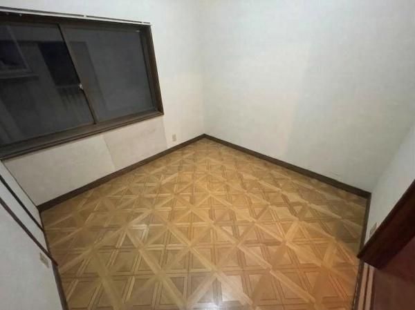 4DK 3-Story Wooden House for Sale in Daito City, Osaka - Thumbnail 3