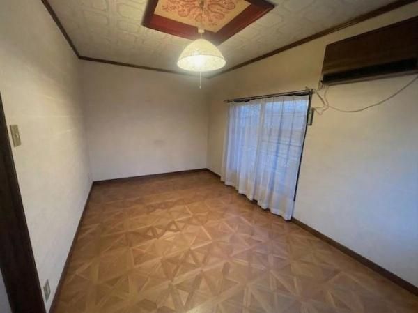 4DK 3-Story Wooden House for Sale in Daito City, Osaka - Thumbnail 2