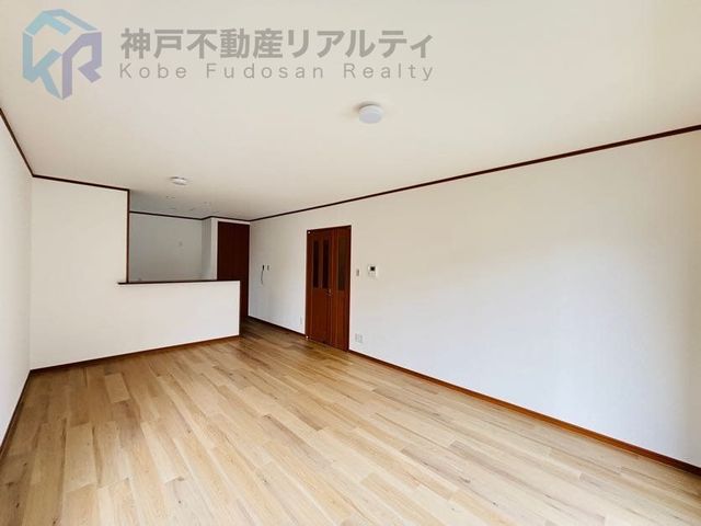 Renovated 4LDK House in Kobe Kokuradai with 2 Parking Spaces - Thumbnail 2