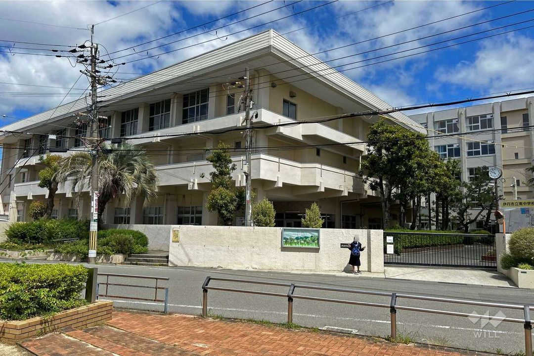 6LDK Detached House for Sale in Itami, Hyogo - Near Inano Station - Main Image