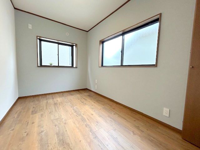 Renovated 5LDK Detached House for Sale in Hirakata, Osaka - Thumbnail 4