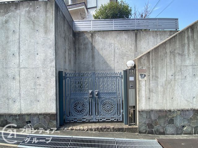 6LDK Traditional Style House for Sale in Hirakata, Osaka - Thumbnail 2